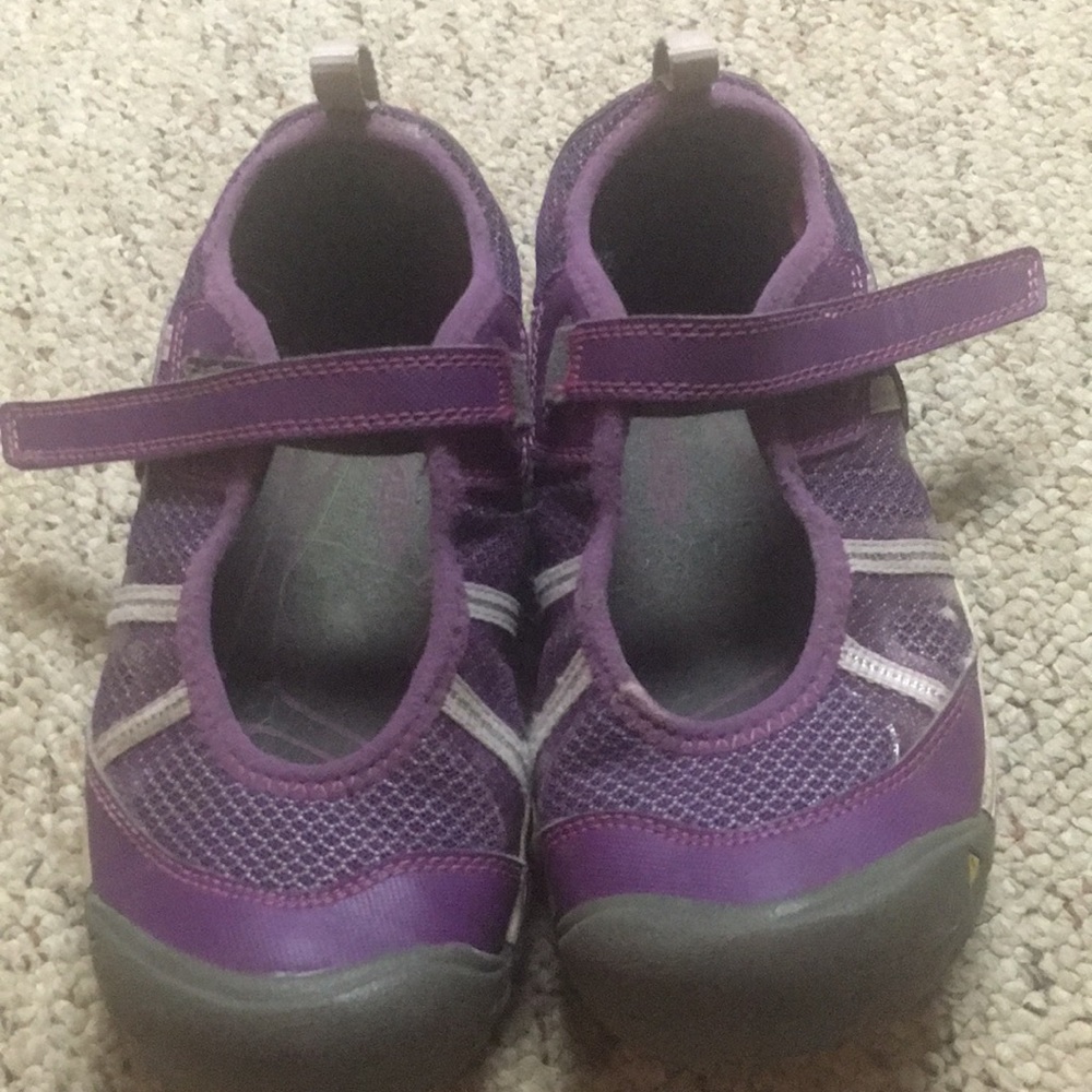 Keen Velcro strap shoes! Great easy wear.